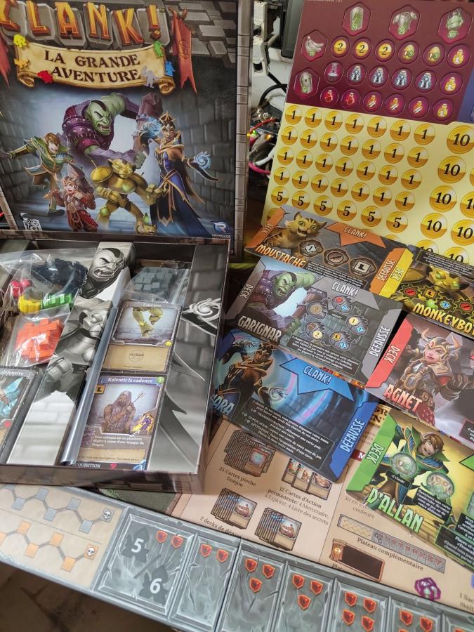 Photo des Ateliers Fantasy : boîte et matériel de Clank! La Grande Aventure.